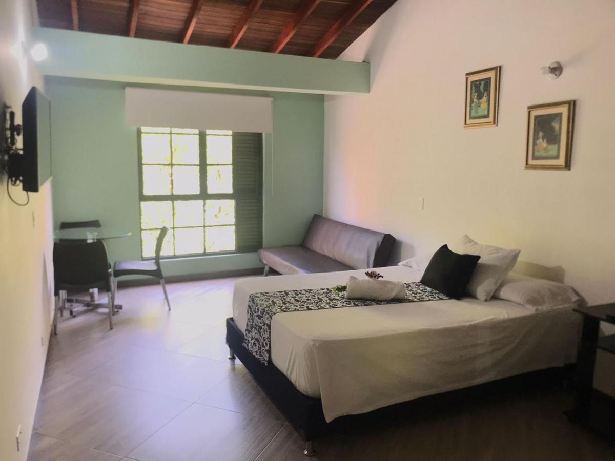 Apartahotel Avanti 메딜린 외부 사진